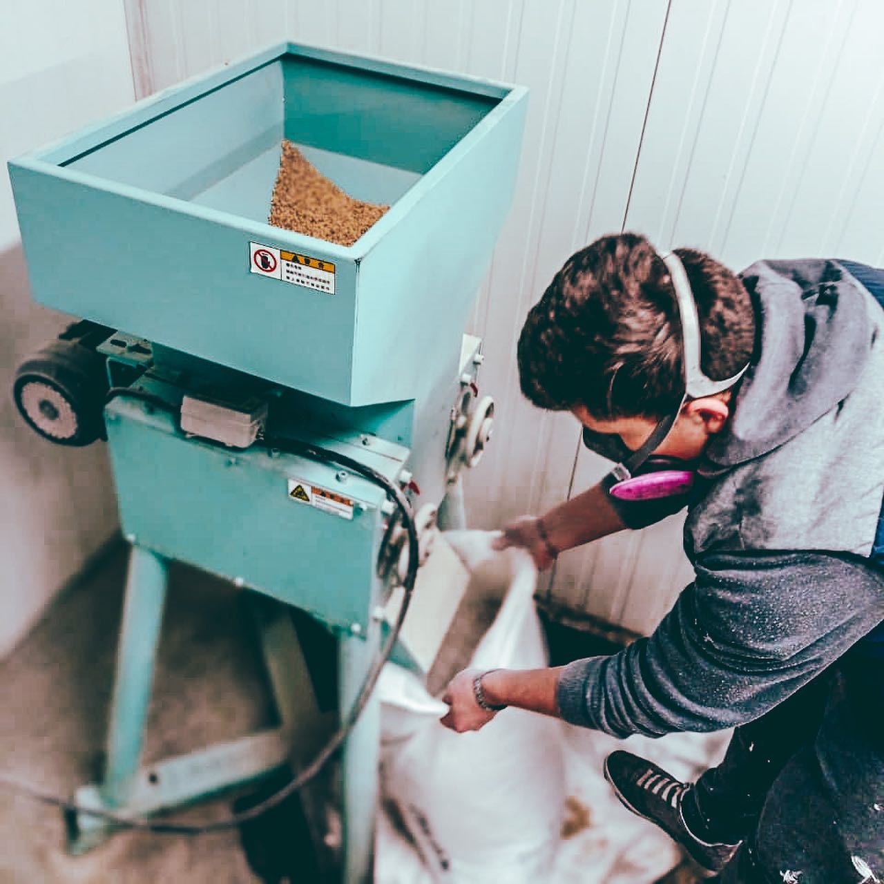 開辦一個(gè)啤酒廠至少需要什么設(shè)備？